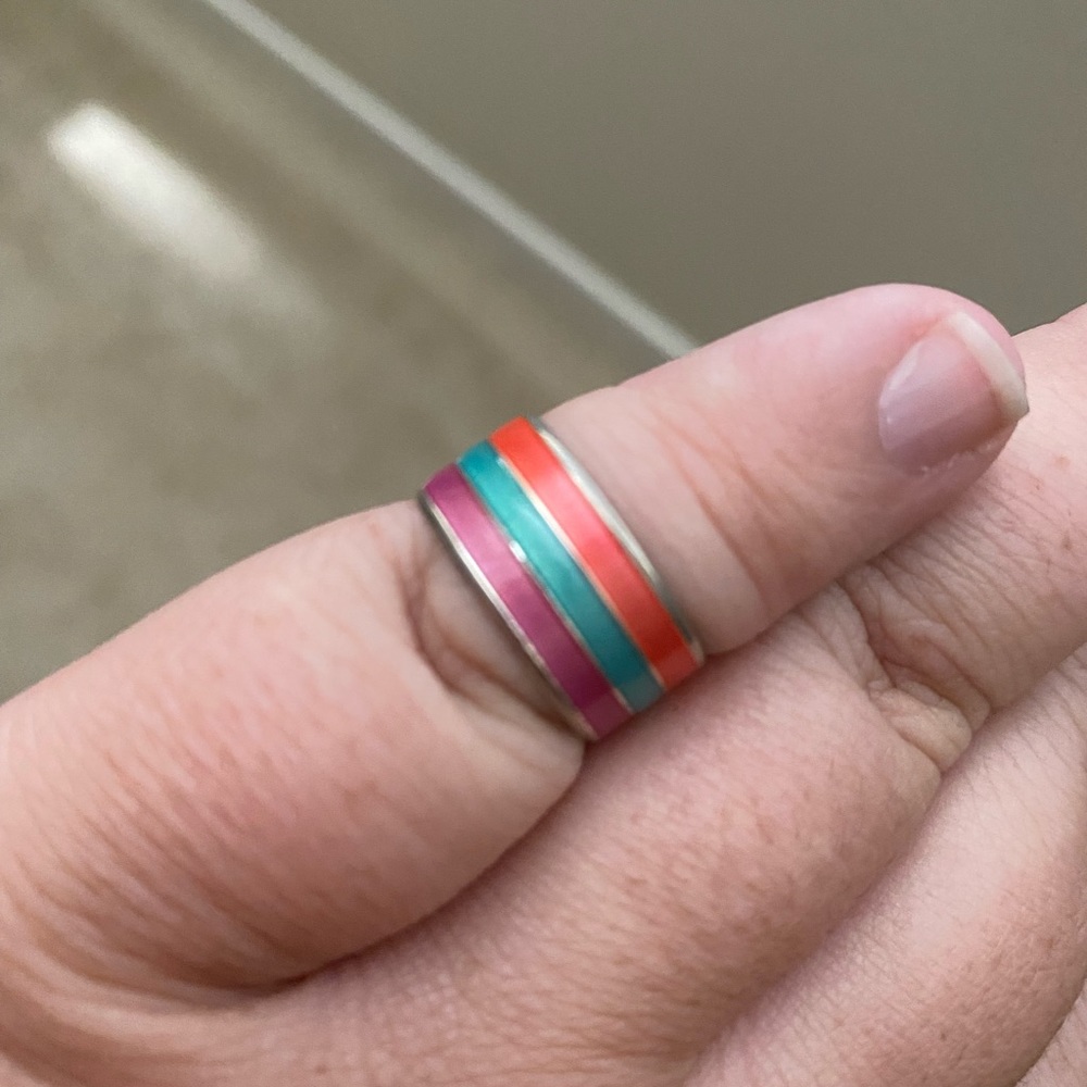 Beautiful striped costume jewelry ring. Very good used condition size 8.